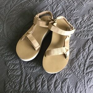 NWOB TEVA Fabric with Velcro Sandals. 10M